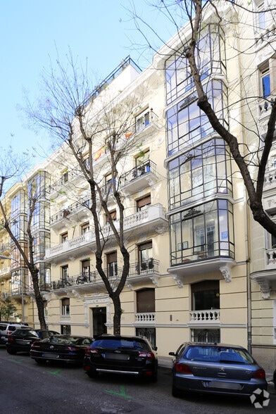 Calle del Monte Esquinza, 44, Madrid, Madrid en alquiler - Foto del edificio - Imagen 2 de 2