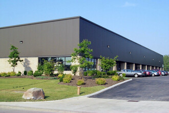 4550 Hinckley Ind Pky, Cleveland, OH en alquiler Foto del edificio- Imagen 1 de 1