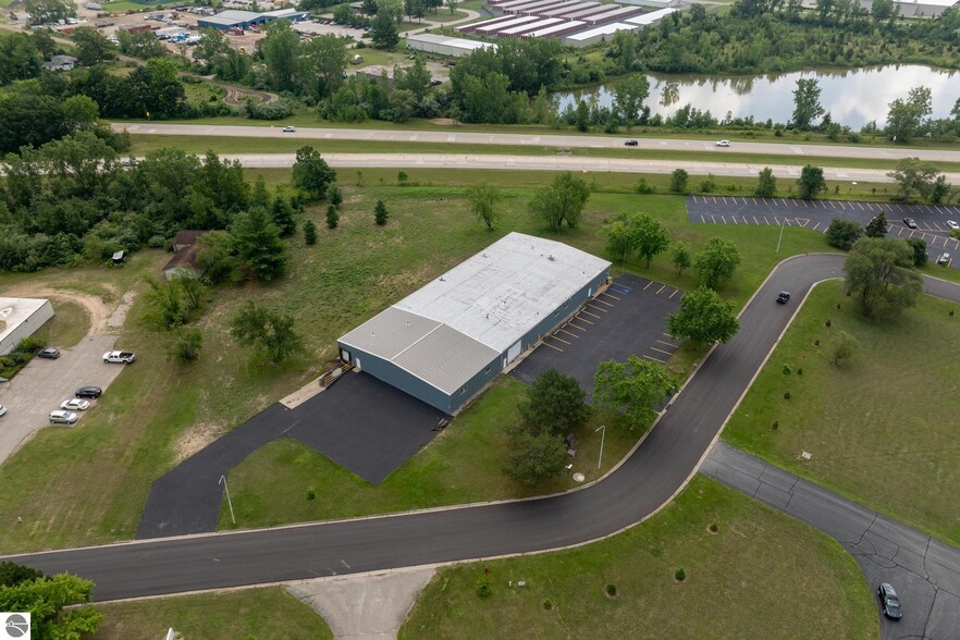 910 Industrial Dr, Mount Pleasant, MI en venta - Vista aérea - Imagen 2 de 90