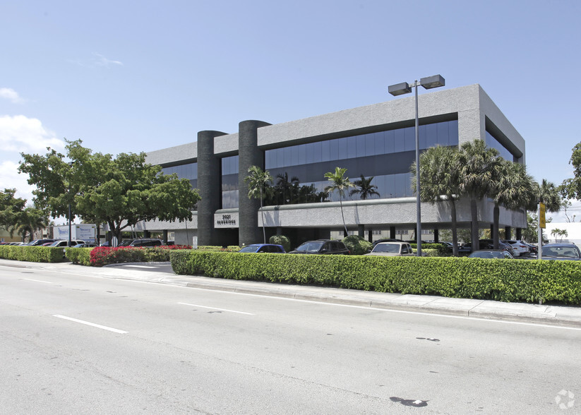 2021 E Commercial Blvd, Fort Lauderdale, FL en alquiler - Foto del edificio - Imagen 1 de 24