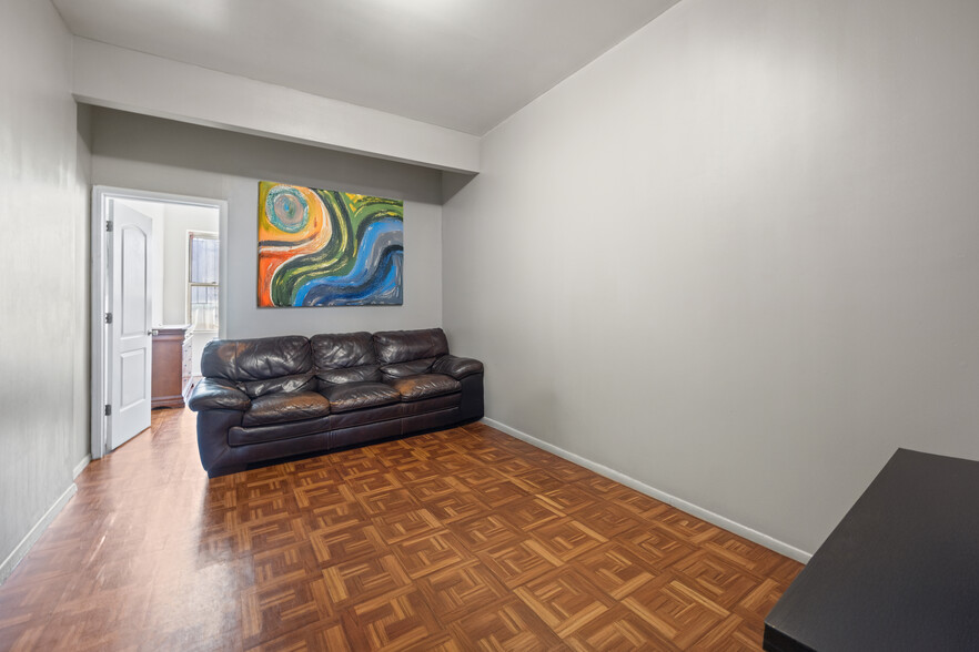 566 Grandview Ave, Ridgewood, NY en venta - Foto del interior - Imagen 3 de 11