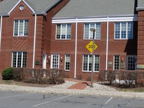 312-324 Courtyard Dr, Hillsborough, NJ en alquiler Foto del edificio- Imagen 1 de 9