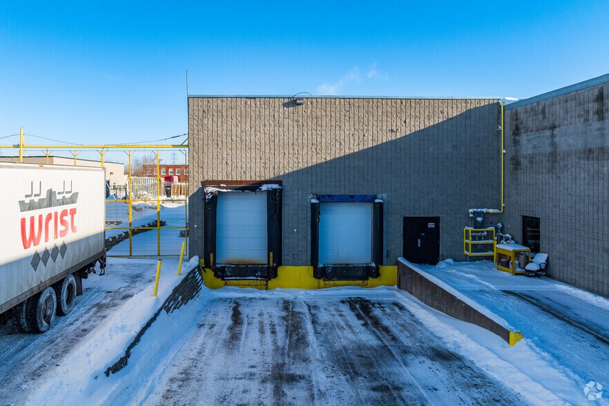 10801 Boul Ray-Lawson, Montréal, QC en alquiler - Foto del edificio - Imagen 3 de 4