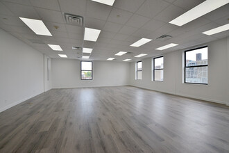 136-21 Roosevelt Ave, Flushing, NY 11354-5655, Flushing, NY en alquiler Foto del interior- Imagen 1 de 9