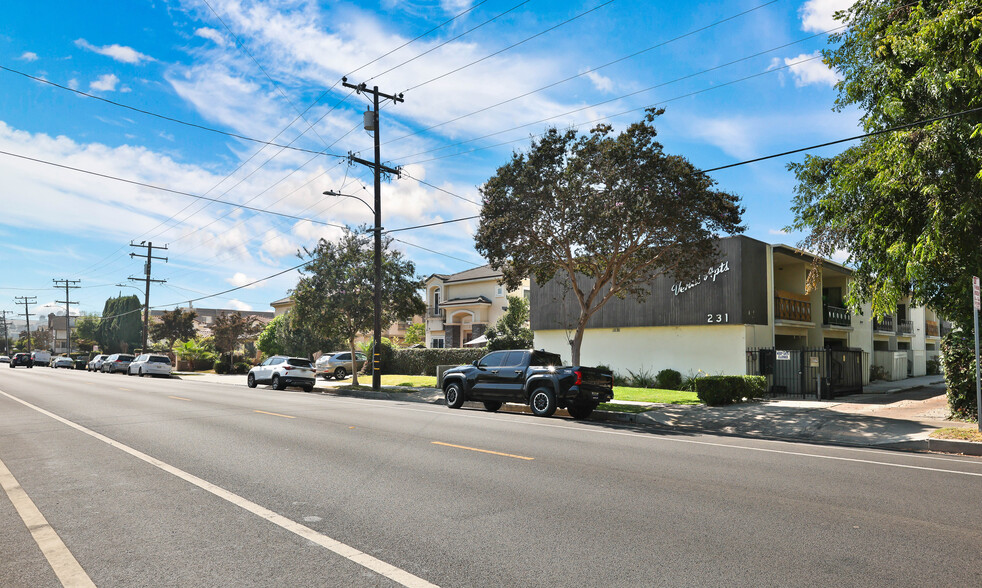 231 N Alhambra Ave, Monterey Park, CA en venta - Foto del edificio - Imagen 3 de 25