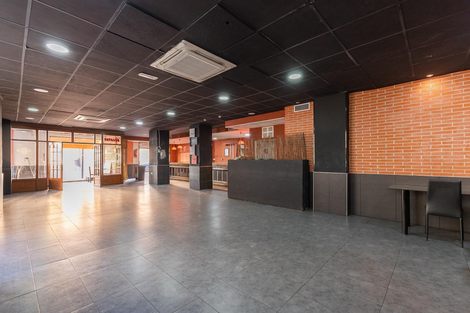 Local en Paterna en venta Foto del edificio- Imagen 1 de 40