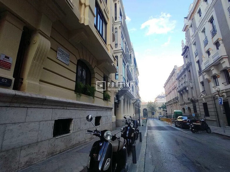 Edificio residencial en Madrid, Madrid en venta - Foto del edificio - Imagen 3 de 4