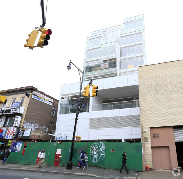 13668 Roosevelt Ave, Flushing, NY en alquiler - Foto del edificio - Imagen 2 de 21