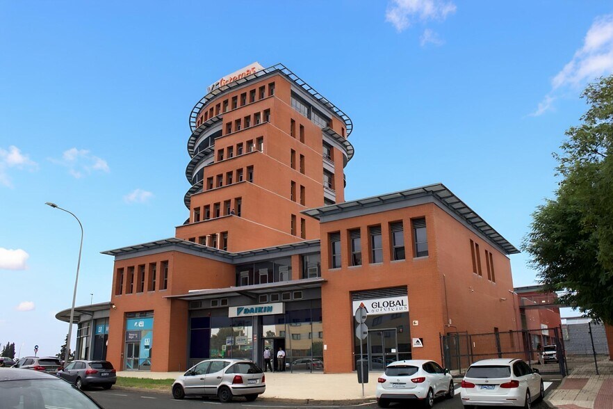 Calle Luis Fuentes Bejarano, 60, Sevilla, Sevilla en venta - Foto del edificio - Imagen 2 de 30