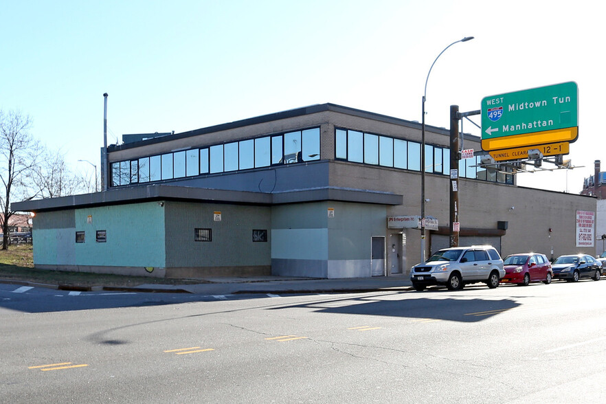 4939 Van Dam St, Long Island City, NY en alquiler - Foto del edificio - Imagen 1 de 12