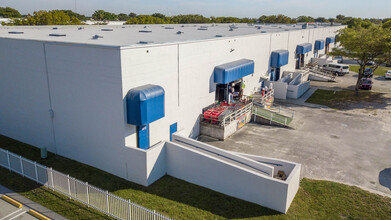 5401 NW 163rd St, Hialeah, FL en alquiler Foto del edificio- Imagen 2 de 3