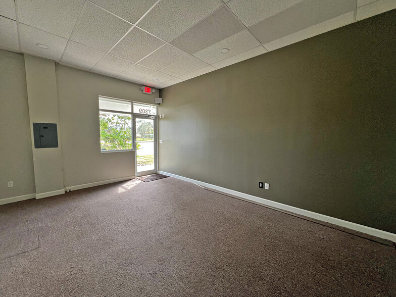 7301-7317 SW Gaines Ave, Stuart, FL en alquiler - Foto del interior - Imagen 2 de 8