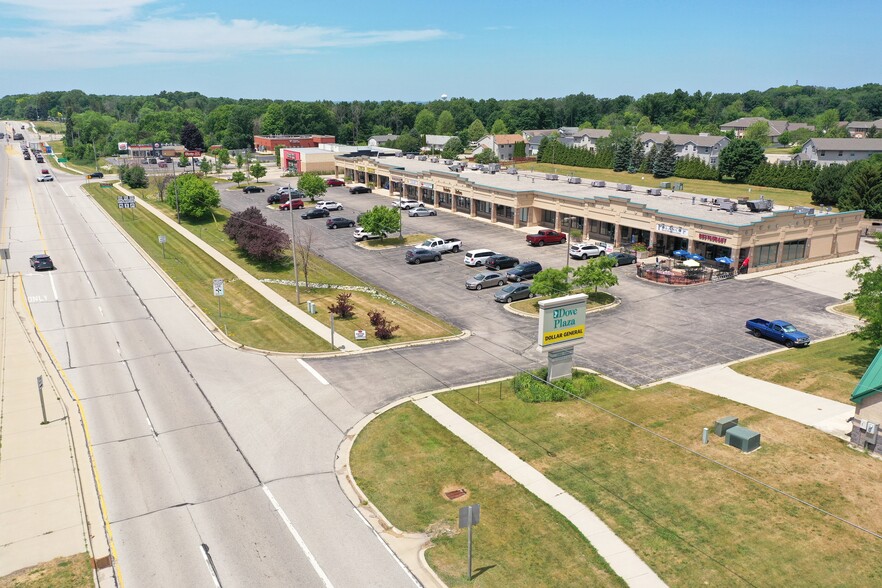 1024-1060 E Commerce Blvd, Slinger, WI en alquiler - Foto del edificio - Imagen 1 de 4