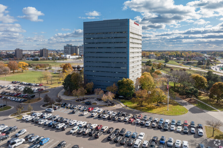 18000 W 9 Mile Rd, Southfield, MI en alquiler - Foto del edificio - Imagen 1 de 6