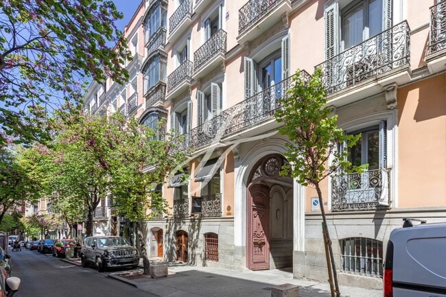Más detalles de Calle Del Almirante, 9, Madrid - Edificio residencial​ en venta