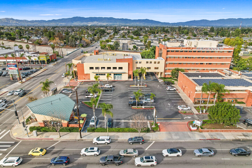 6416 Tampa Ave, Reseda, CA en alquiler - Foto del edificio - Imagen 2 de 21