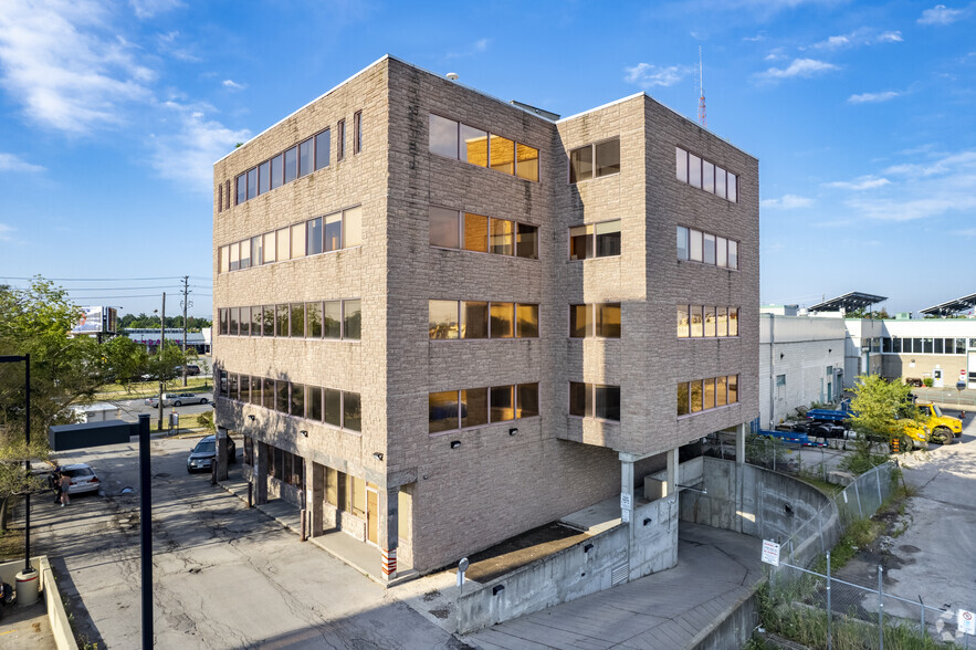 1018 Finch Ave, Toronto, ON en venta - Foto del edificio - Imagen 2 de 7