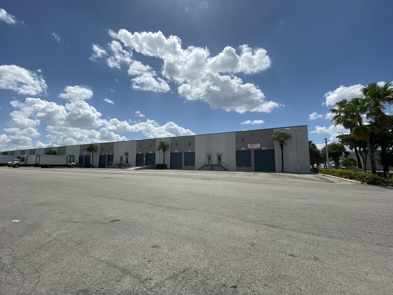 8740-8890 NW 102nd St, Medley, FL en alquiler - Foto del edificio - Imagen 1 de 4