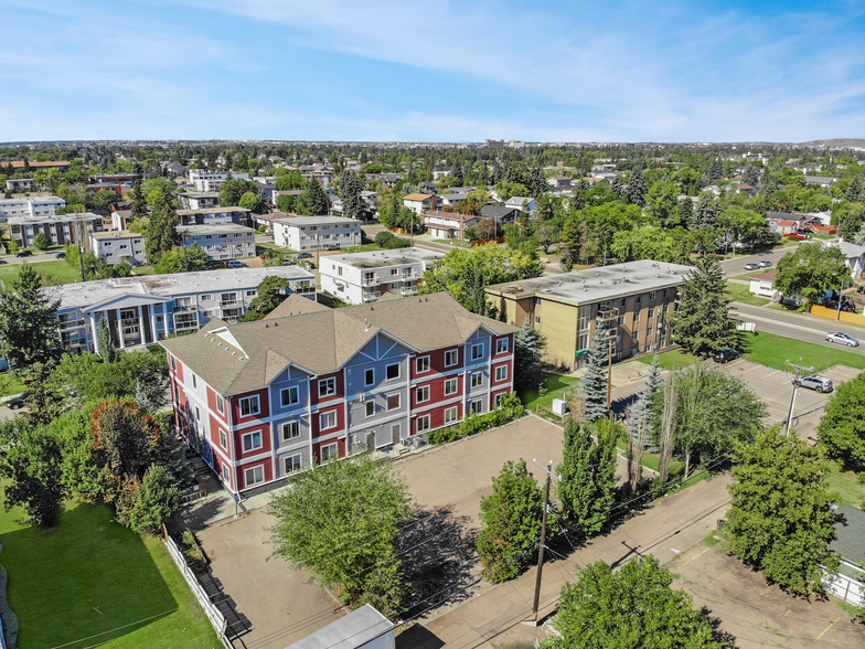 10141 153rd St NW, Edmonton, AB en venta - Foto del edificio - Imagen 2 de 4