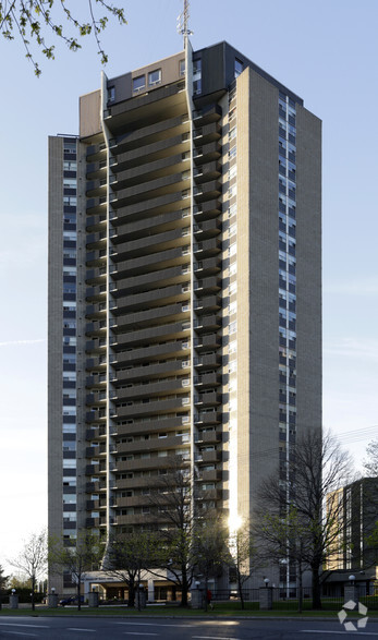 900 Dynes Rd, Ottawa, ON en alquiler - Foto del edificio - Imagen 3 de 7