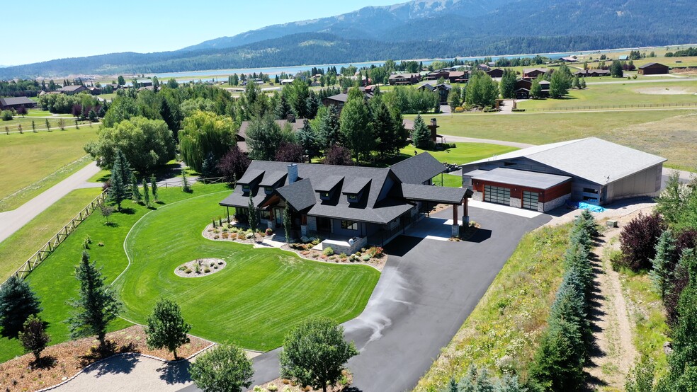 872 Alpine Village Loop, Alpine, WY en venta - Foto del edificio - Imagen 2 de 35