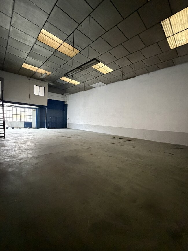 Más detalles de Calle de Luis Vives, 12, Fuenlabrada - Nave en alquiler