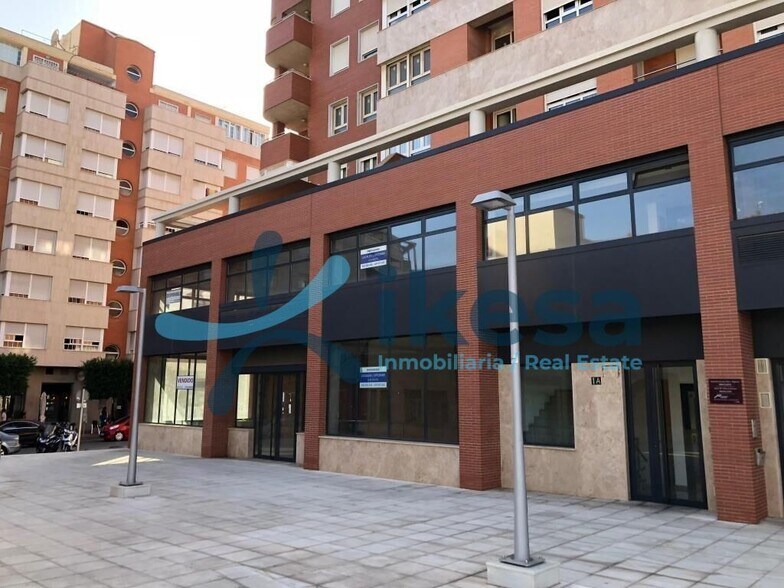 Local en Almería en venta - Foto del edificio - Imagen 2 de 14