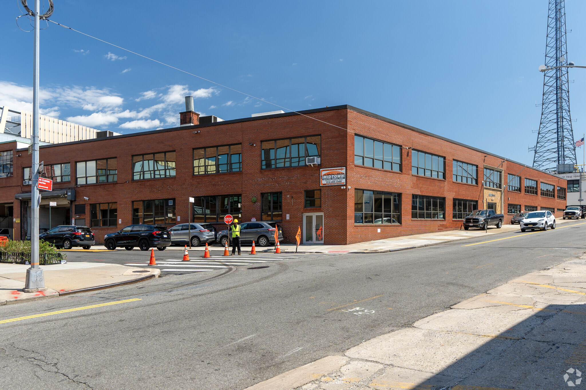 33-01 Hunters Point Ave, Long Island City, NY en alquiler Foto del edificio- Imagen 1 de 11