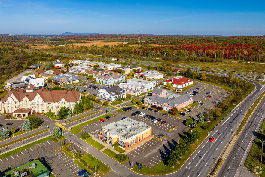 105 Boul Du Carrefour, Bromont, QC en alquiler - Vista aérea - Imagen 2 de 9