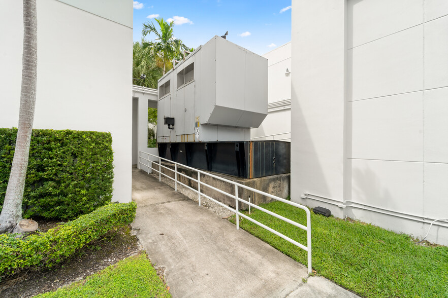 2020 NW 89th Pl, Miami, FL en alquiler - Foto del edificio - Imagen 2 de 7