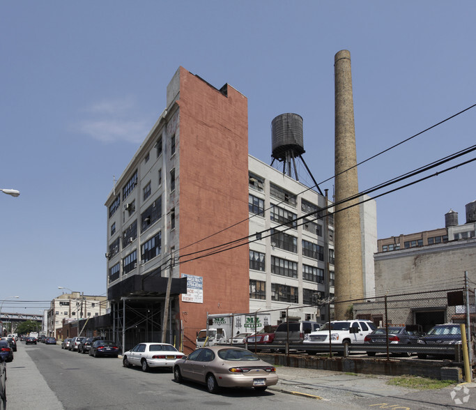 10-10 44th Ave, Long Island City, NY en alquiler - Foto del edificio - Imagen 3 de 10