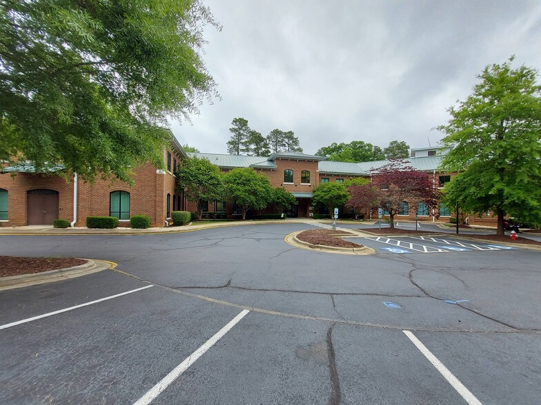 610 Jones Ferry Rd, Carrboro, NC en alquiler - Foto del edificio - Imagen 2 de 26