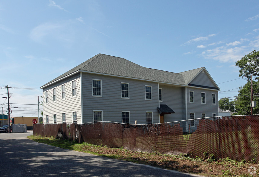 21 Old Montauk Hwy, Mastic, NY en venta - Foto del edificio - Imagen 2 de 7