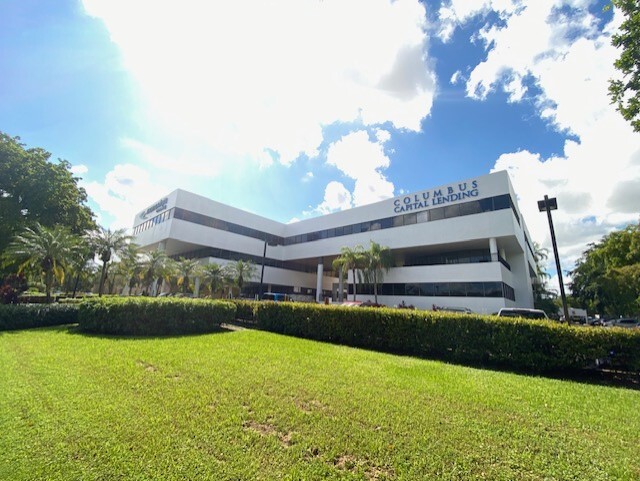 14750 NW 77th Ct, Miami Lakes, FL en alquiler - Foto del edificio - Imagen 3 de 16