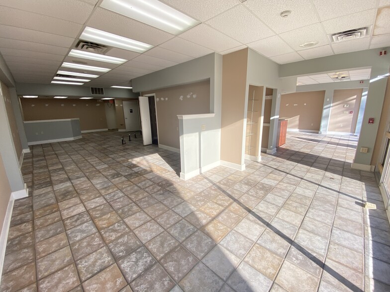 925-935 White Plains Rd, Trumbull, CT en alquiler - Foto del interior - Imagen 1 de 10