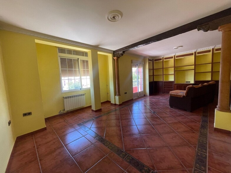 Local en Torredonjimeno, Jaén en venta - Foto del edificio - Imagen 1 de 44