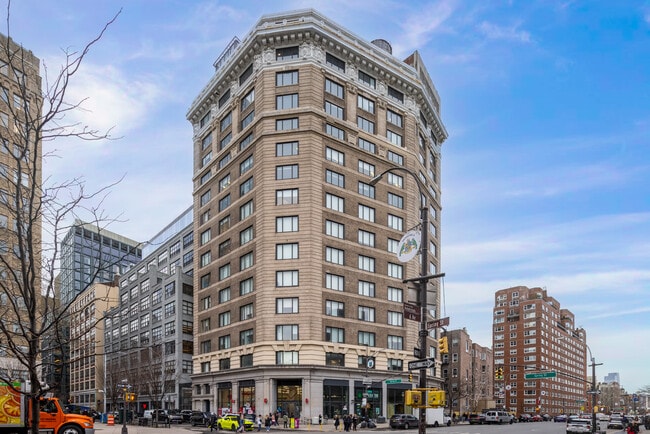 Más detalles de One Soho Sq, New York, NY - Local en alquiler