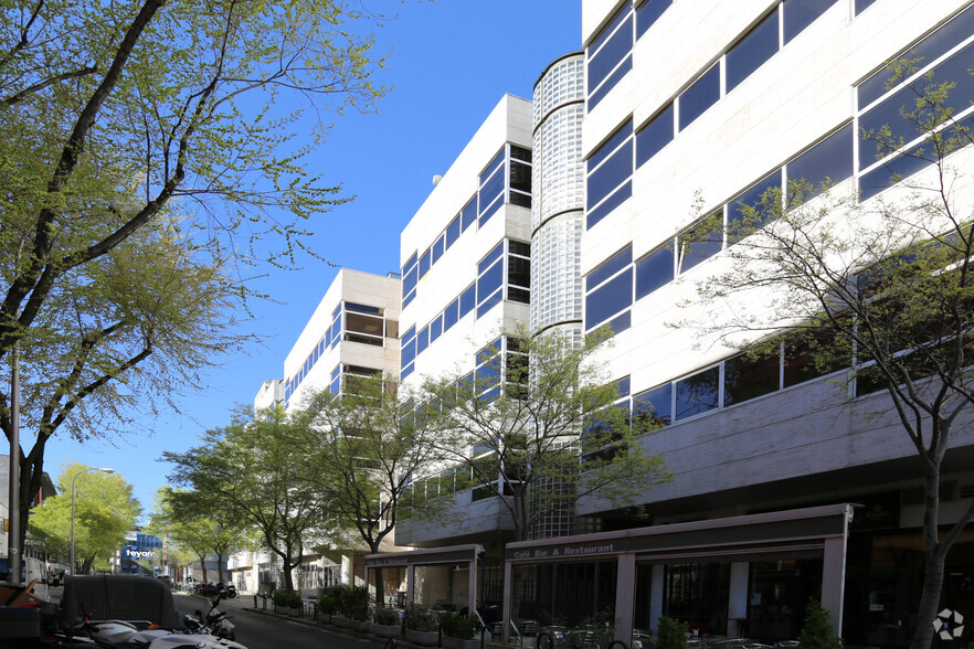 Calle Julián Camarillo, 29, Madrid, Madrid en alquiler - Foto del edificio - Imagen 3 de 8