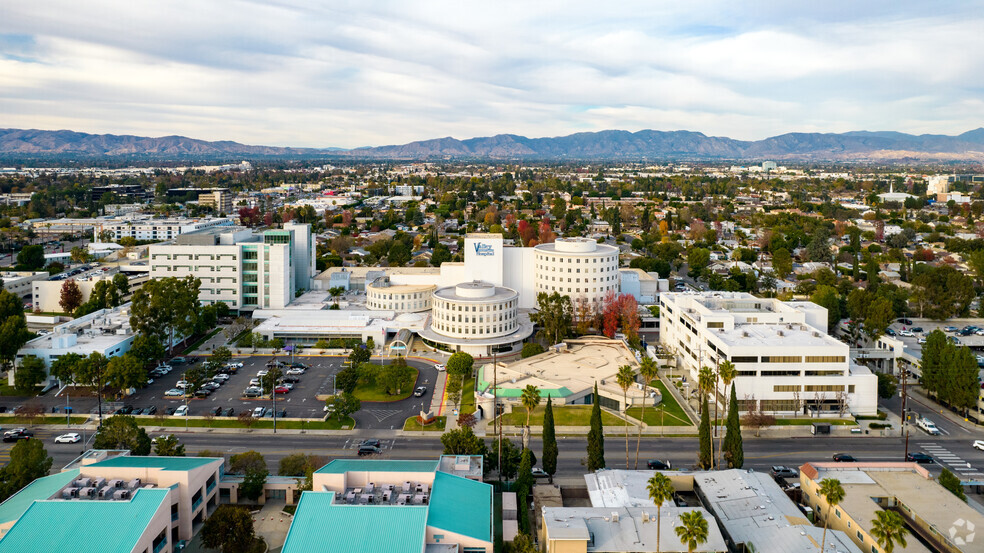 6815 Noble Ave, Van Nuys, CA en alquiler - Vista aérea - Imagen 3 de 5