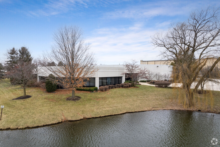 555 Corporate Woods Pky, Vernon Hills, IL en venta - Foto del edificio - Imagen 1 de 5