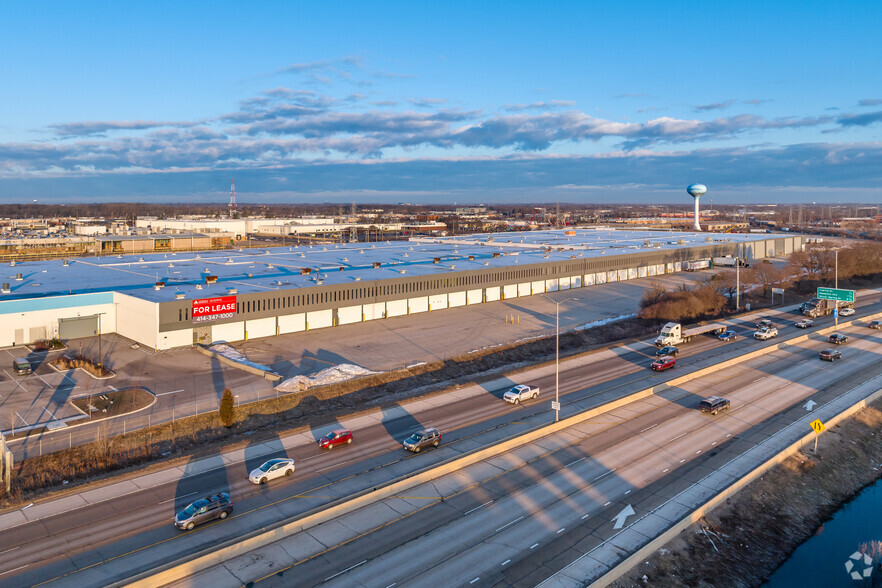 11800 W Burleigh St, Wauwatosa, WI en alquiler - Foto del edificio - Imagen 2 de 13