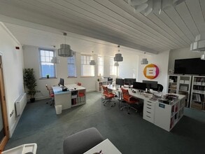 2 Cross St, Enderby en venta Foto del interior- Imagen 2 de 7