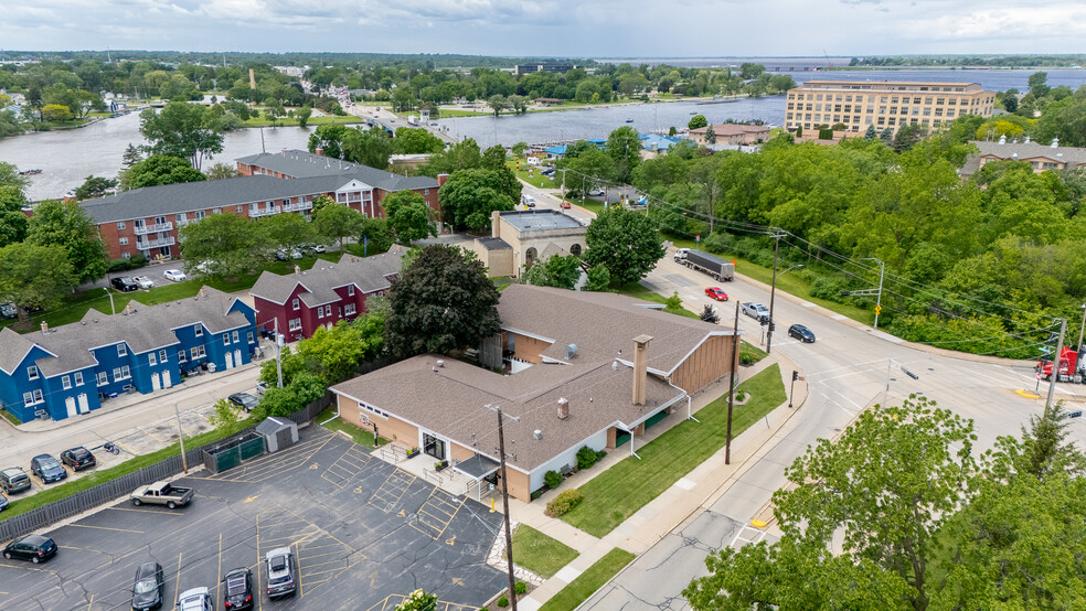 1331 High Ave, Oshkosh, WI en venta - Vista aérea - Imagen 1 de 90