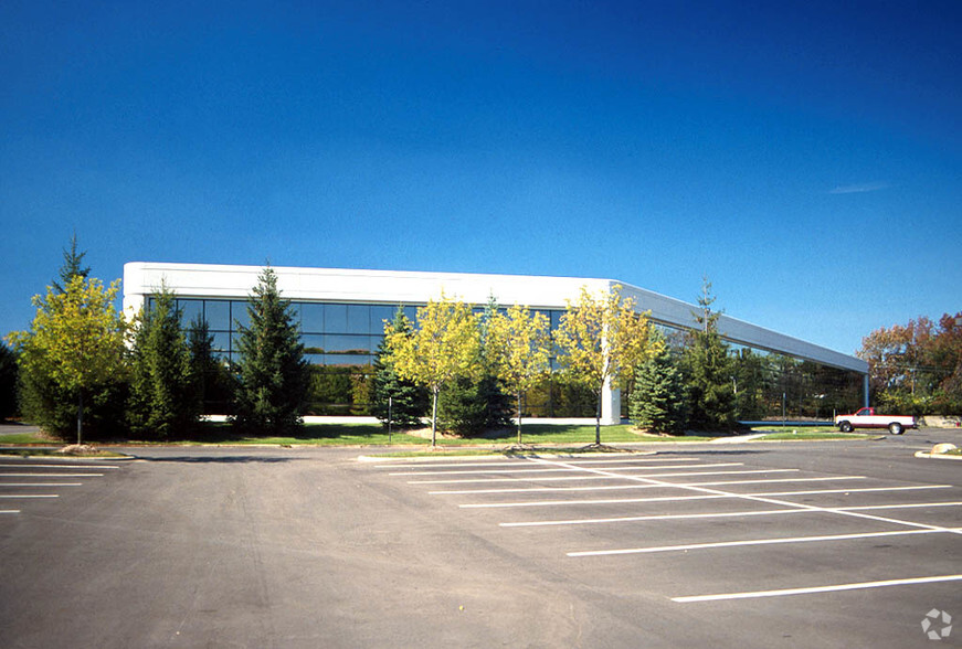 31700 Middlebelt Rd, Farmington Hills, MI en alquiler - Foto del edificio - Imagen 3 de 11