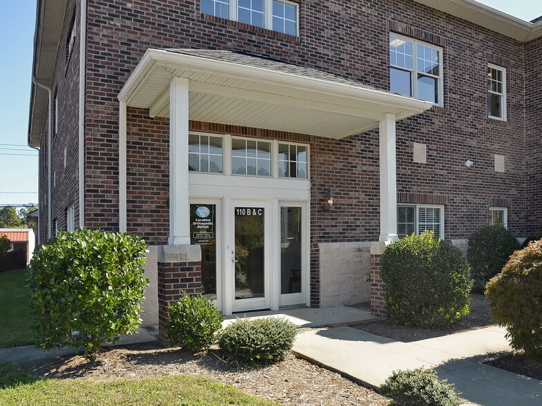 110 Chadwick Square Ct, Hendersonville, NC en venta - Foto del edificio - Imagen 3 de 14