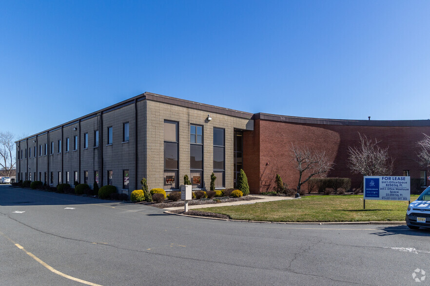 300 McGaw Dr, Edison, NJ en venta - Foto del edificio - Imagen 3 de 20