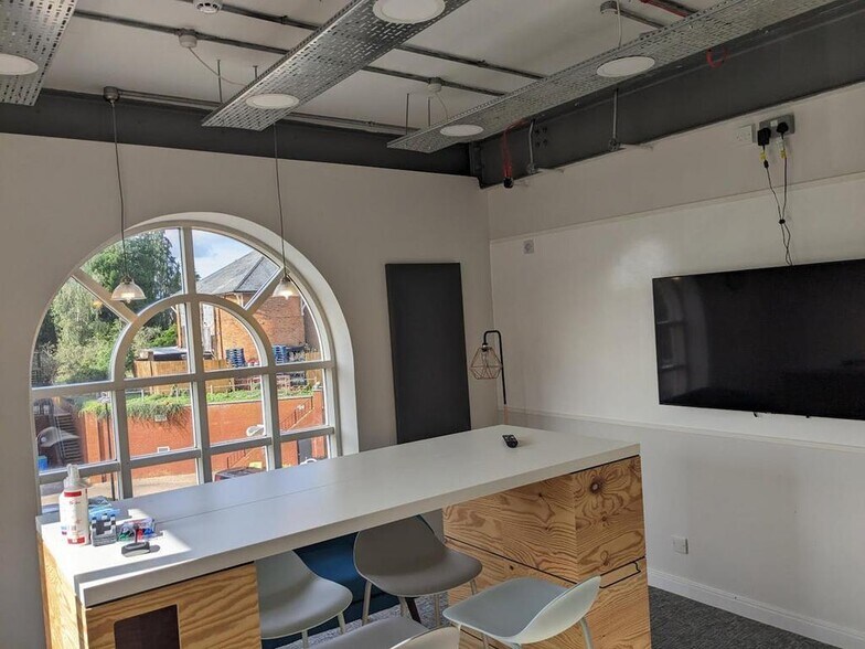 Crosby Way, Farnham en venta - Foto del edificio - Imagen 3 de 6