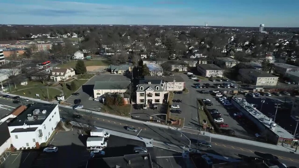 342 Post Ave, Westbury, NY en venta - Vídeo de anuncio comercial - Imagen 2 de 20