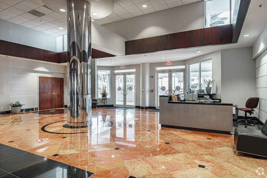 2455 E Sunrise Blvd, Fort Lauderdale, FL en alquiler - Lobby - Imagen 2 de 6