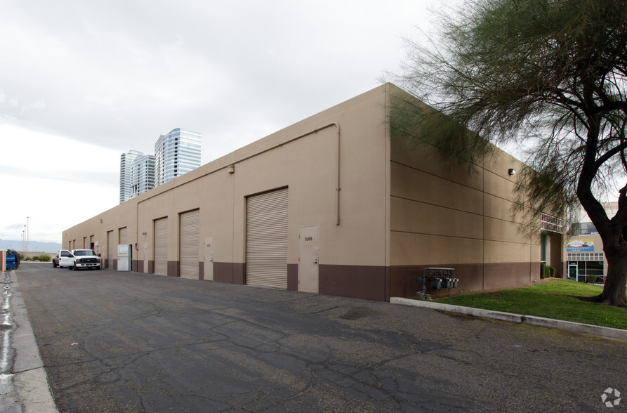 3205-3237 W Tompkins Ave, Las Vegas, NV en alquiler - Foto del edificio - Imagen 2 de 5